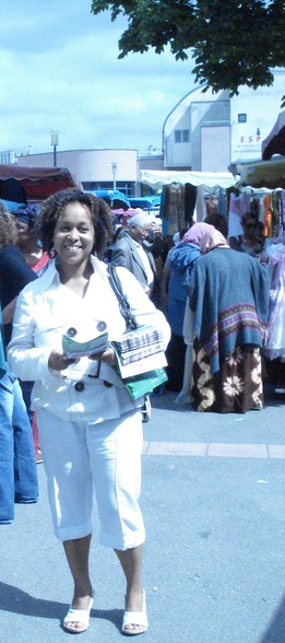Claudyne René-Corail tractant au marché Léo Ferré, le jeudi 4 juin Claudyne René-Corail tractant au marché Léo Ferré, le jeudi 4 juin